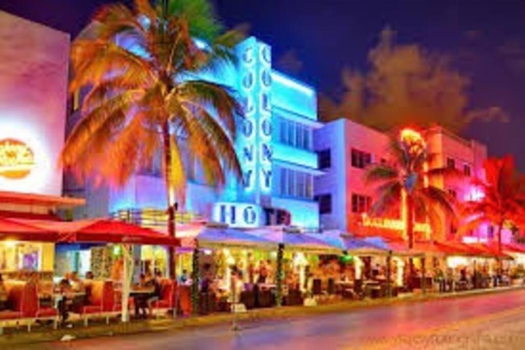 Beautiful Footsteps From The Appartement Miami Beach